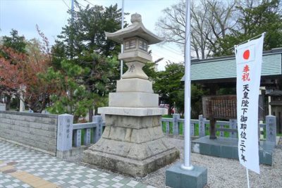 新琴似神社の石灯籠（左）