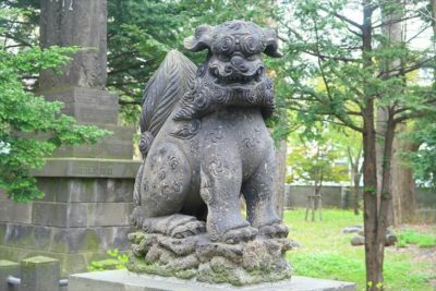 新琴似神社の1対目の狛犬（左）