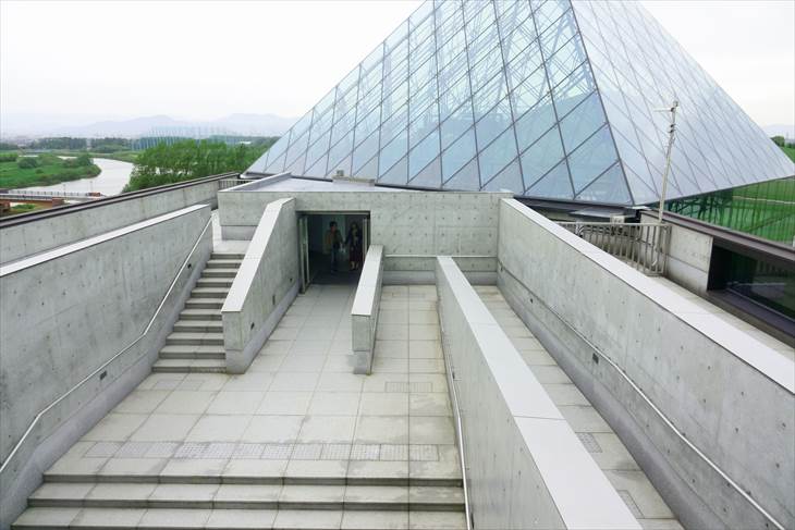 モエレ沼公園のガラスのピラミッド「HIDAMARI」