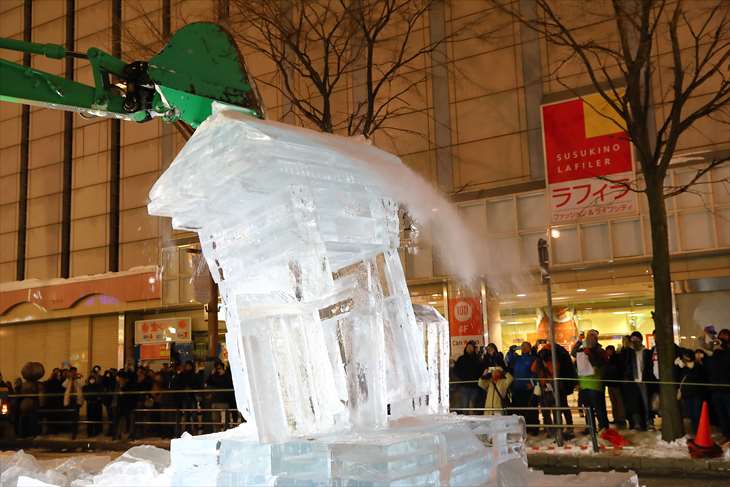 さっぽろ雪まつり すすきの会場の氷像の解体 破壊 撤去作業 札幌 大通公園 観光 旅行情報ガイド サポカン