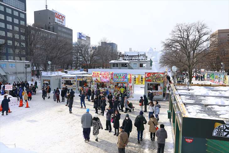 さっぽろ雪まつり・大通公園10丁目・【中雪像】巨大カップヌードルすべり台
