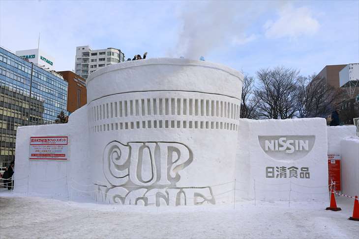 さっぽろ雪まつり・大通公園10丁目・【中雪像】巨大カップヌードルすべり台