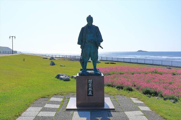 日本最北端の地の碑 間宮林蔵の像